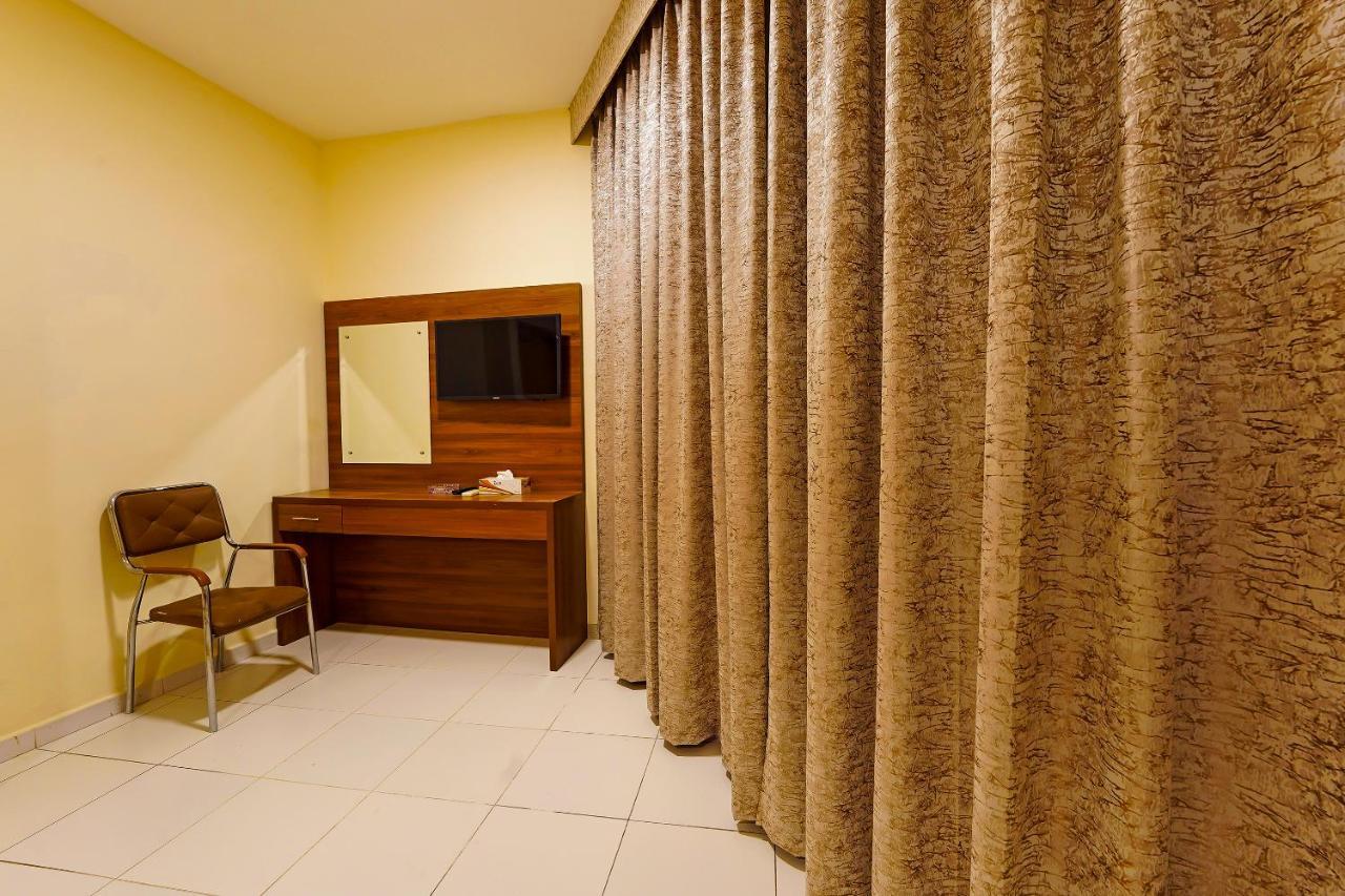 Oyo 925 Emirates Hotel Dubai Eksteriør bilde